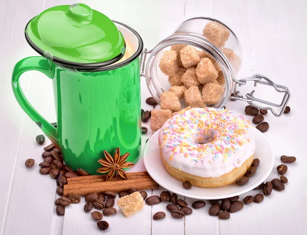 Donut saboroso com uma xícara de café — Fotografia de Stock