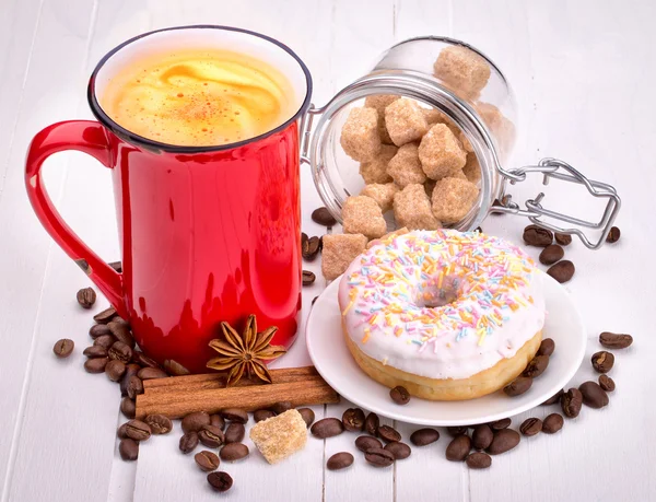 커피 한잔과 함께 맛 있는 도넛 — 스톡 사진