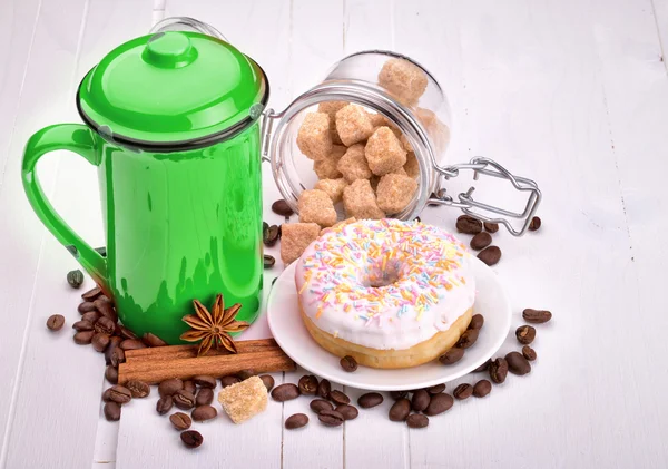 Donut saboroso com uma xícara de café — Fotografia de Stock