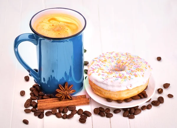 Donut saboroso com uma xícara de café — Fotografia de Stock