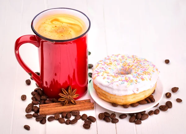 Donut saboroso com uma xícara de café — Fotografia de Stock