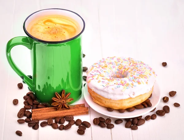 Donut saboroso com uma xícara de café — Fotografia de Stock