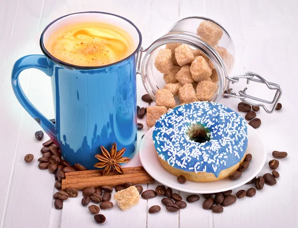 Donut saboroso com uma xícara de café — Fotografia de Stock