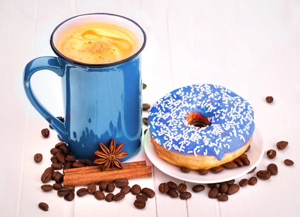커피 한잔과 함께 맛 있는 도넛 — 스톡 사진