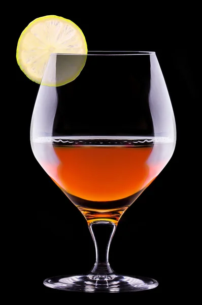 Cognac oder Brandy auf einem schwarzen — Stockfoto