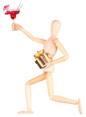 alkol kokteyli ve hediye ile tahta kukla