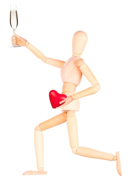 Trä dummy med champagne håller rött hjärta — Stockfoto
