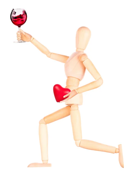 Dummy de madera con vino sosteniendo el corazón rojo — Foto de Stock