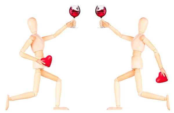 Dummy de madera con vino sosteniendo el corazón rojo — Foto de Stock