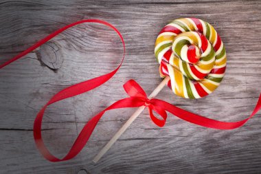 ahşap masa üzerinde parlak renkli lolipop