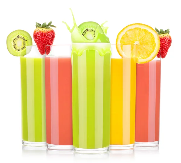 Вкусные летние фруктовые напитки в стакане с брызгами — стоковое фото