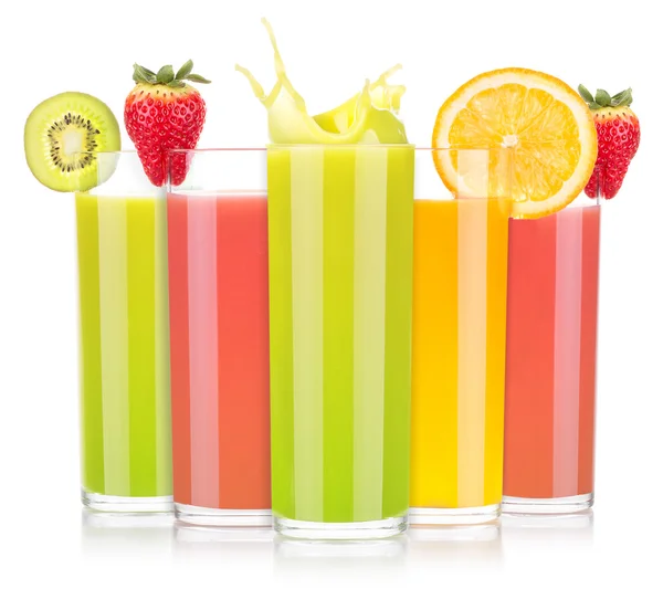 Bebidas saborosas de frutas de verão em vidro com respingo — Fotografia de Stock