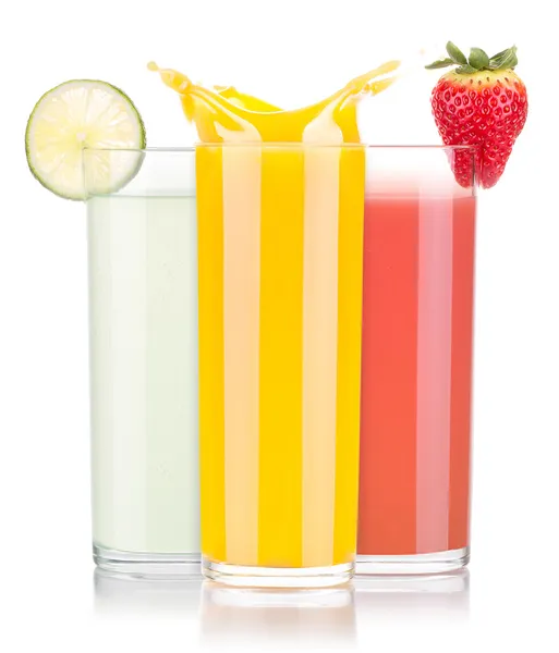 Sabrosas bebidas de frutas de verano en vaso con salpicadura —  Fotos de Stock