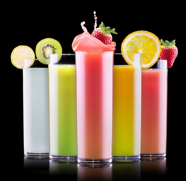 Välsmakande sommar frukt med juice i glas — Stockfoto