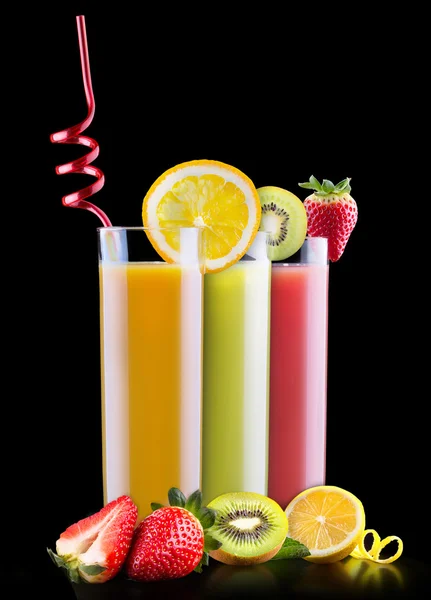 Sabrosas frutas de verano con jugo en vaso — Foto de Stock