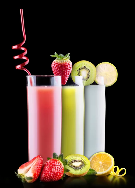 Sabrosas frutas de verano con jugo en vaso — Foto de Stock