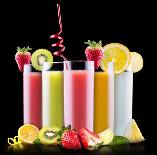 Välsmakande sommar frukt med juice i glas — Stockfoto
