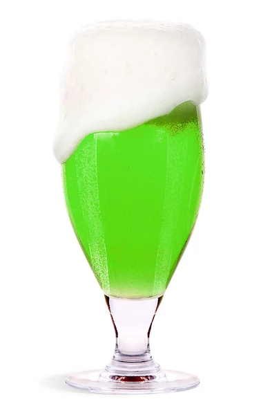 Зеленое пиво, выделенное на белом — стоковое фото