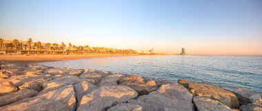 Barcelona'da Barceloneta plaja gündoğumu