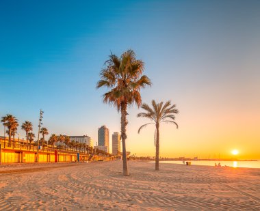 Barcelona'da Barceloneta plaja gündoğumu