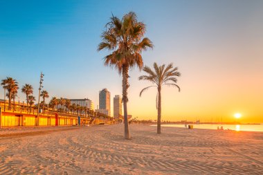 Barcelona'da Barceloneta plaja gündoğumu