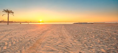 Barcelona'da Barceloneta plaja gündoğumu