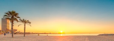 Barcelona'da Barceloneta plaja gündoğumu