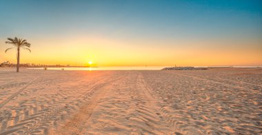 Barcelona'da Barceloneta plaja gündoğumu