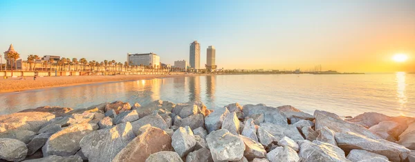 Playa de la Barceloneta en Barcelona al amanecer — Foto de Stock