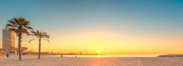 Barceloneta Beach em Barcelona ao nascer do sol — Fotografia de Stock