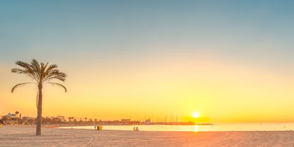 Playa de la Barceloneta en Barcelona al amanecer — Foto de Stock