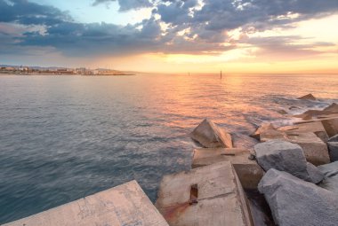 Barcelona'da Barceloneta plaja gündoğumu