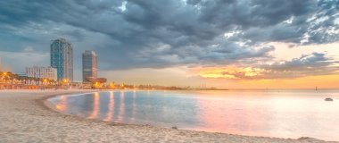 Barcelona'da Barceloneta plaja gündoğumu
