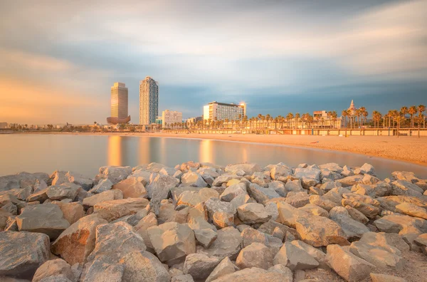 Barceloneta Beach em Barcelona ao nascer do sol — Fotografia de Stock