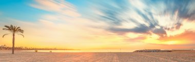 Barcelona'da Barceloneta plaja gündoğumu