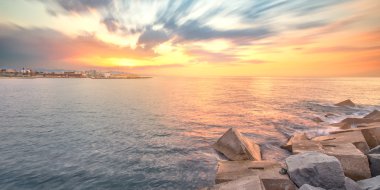 Barcelona'da Barceloneta plaja gündoğumu