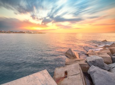 Barcelona'da Barceloneta plaja gündoğumu