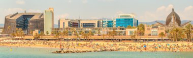 Barcelona'da Barceloneta plaja gündoğumu