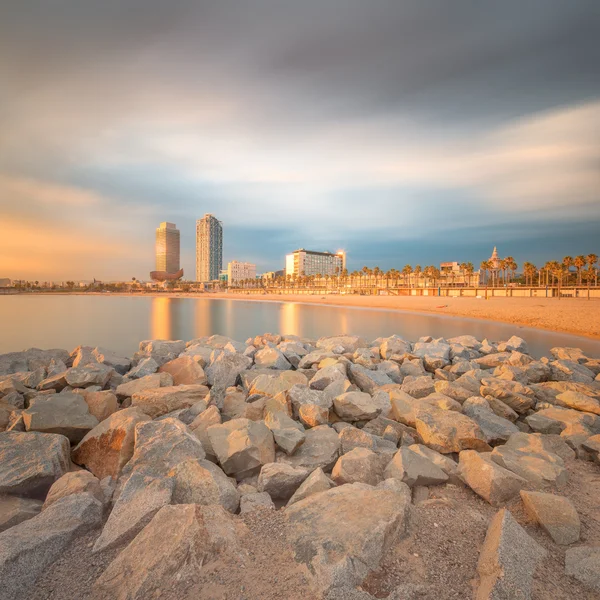 Pláž Barceloneta v Barceloně za úsvitu — Stock fotografie