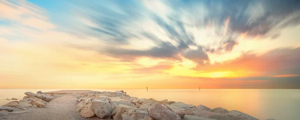 Playa de la Barceloneta en Barcelona al amanecer — Foto de Stock