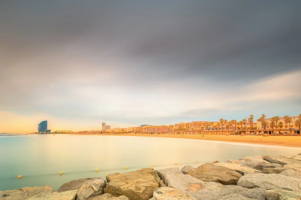 Playa de la Barceloneta en Barcelona al amanecer — Foto de Stock