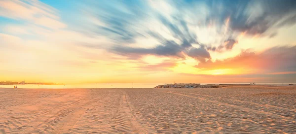 Strand van Barceloneta in barcelona bij zonsopgang — Stockfoto