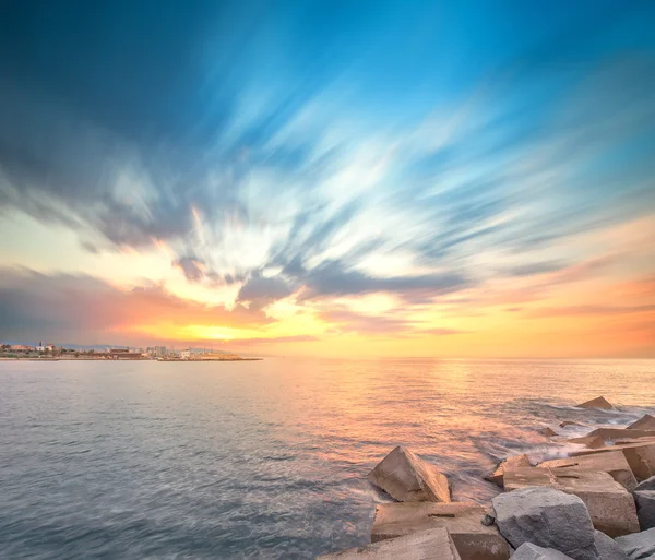 Playa de la Barceloneta en Barcelona al amanecer — Foto de Stock