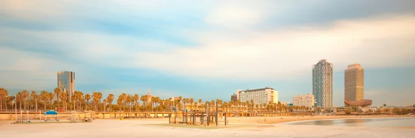 Playa de la Barceloneta en Barcelona al amanecer — Foto de Stock