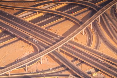 Dubai, Birleşik Arap Emirlikleri Otoban yol kavşağı. Şehir merkezinin görünümü