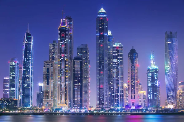 Edifícios Modernos Dubai Marina Bay Noite Com Luzes Fundo Vista — Fotografia de Stock