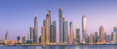 Palm Jumeirah, Birleşik Arap Emirlikleri Dubai Marina defne görünümünden on sunset altın yansıması ile modern binalar.