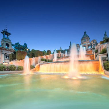 Barcelona'da magic fountain gece manzarası