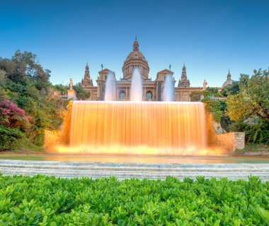 Barcelona'da magic fountain gece manzarası