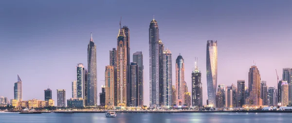 Edificios Modernos Bahía Dubai Marina Con Luces Atardecer Sobre Fondo — Foto de Stock